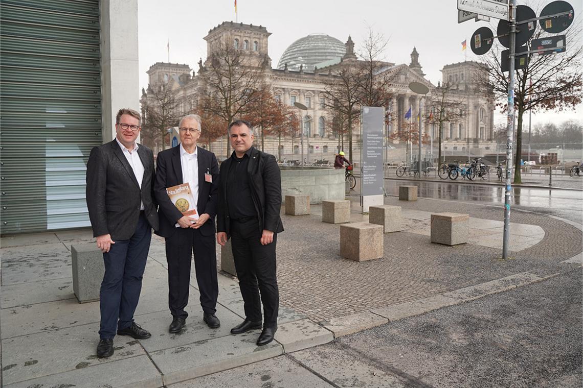 Carsten Müller, Dr. Paul-Frank Weise und Dr. Christos Pentazis vor dem Bundestag in Berlin. 